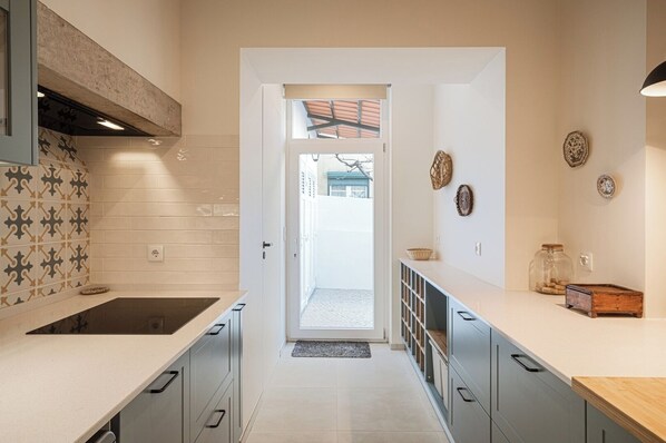 Fridge, oven, dishwasher, coffee/tea maker