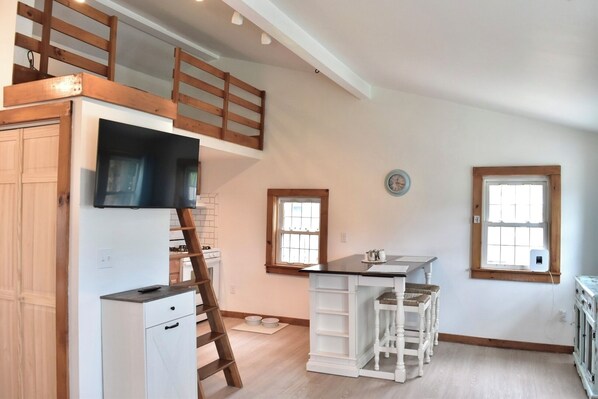 Fridge, microwave, oven, stovetop - Spacious pet friendly studio cottage in coastal South Kingstown (South Kingstown)