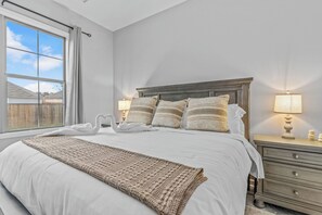 4 chambres, coffre-fort, bureau, fer et planche à repasser