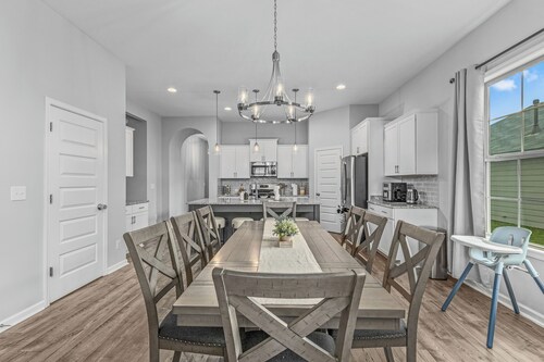 GameDay Fun ' Grill ' 1GB Wi-Fi ' Arcade ' Parking ' Towel Warmer ' 2 Car Garage