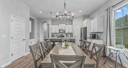 GameDay Fun ' Grill ' 1GB Wi-Fi ' Arcade ' Parking ' Towel Warmer ' 2 Car Garage