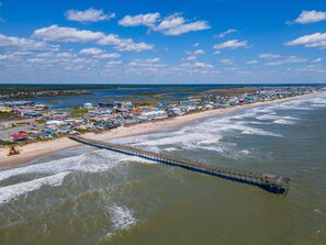 On the beach, sun loungers, beach towels - Ocean view condo in Surf City! (Surf City)