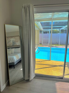 4 habitaciones, escritorio y tabla de planchar con plancha 