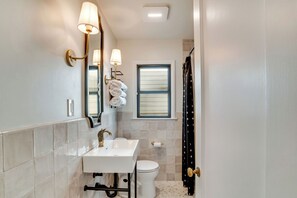 Haartrockner, Handtücher, Seife, Shampoo