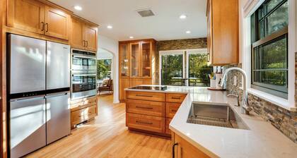 Charming Renovated Cottage - Walk to UPS & Proctor