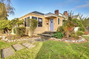Exterior - Charming Renovated Cottage - Walk to UPS & Proctor (Tacoma)