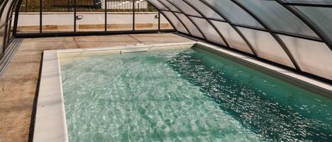 Piscina interna, piscina externa sazonal