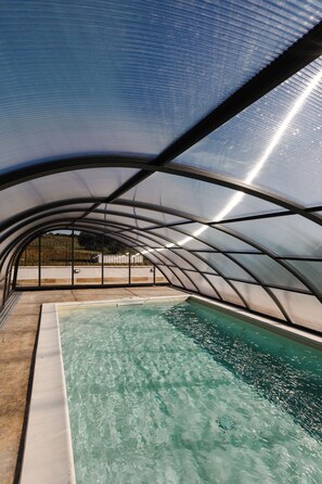 A swimming pool under a transparent roof structure. - Villa Olivieri B&B - Wellness House  (Viterbo)