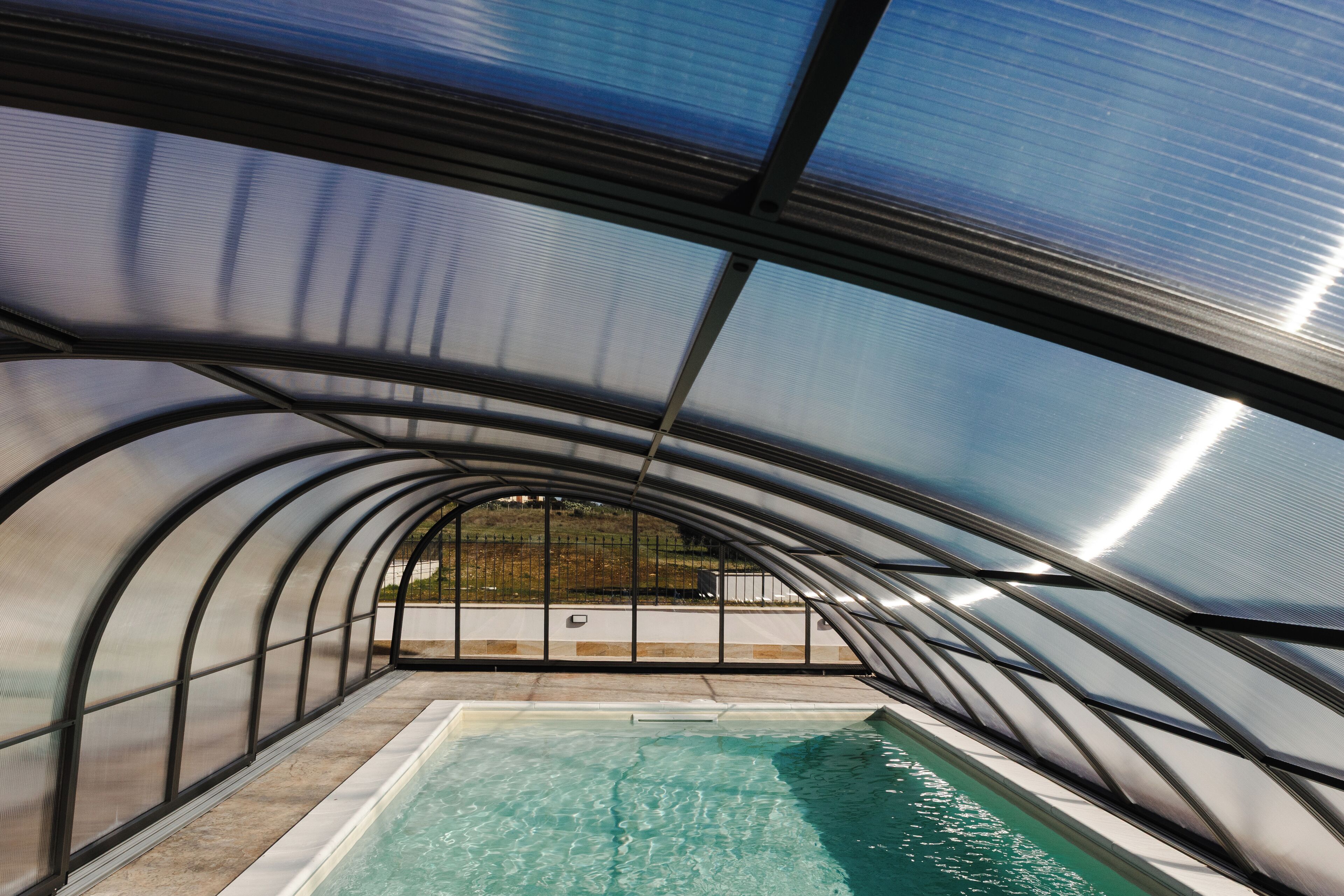 Una piscina cubierta, una piscina al aire libre de temporada
