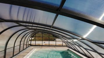 Una piscina cubierta, una piscina al aire libre de temporada