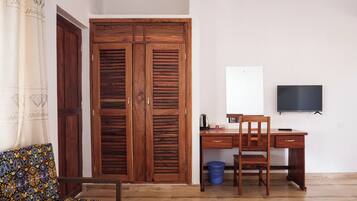 Caja de seguridad en la habitación y escritorio