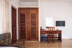 Caja de seguridad en la habitación y escritorio