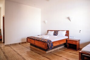 Safe på rommet, skrivebord og skrivebord for bærbar PC