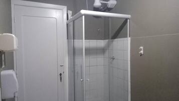 Dormitorio condiviso Basic | Bagno | Doccia, asciugamani, carta igienica