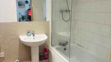 Haartrockner, Handtücher, Seife, Toilettenpapier