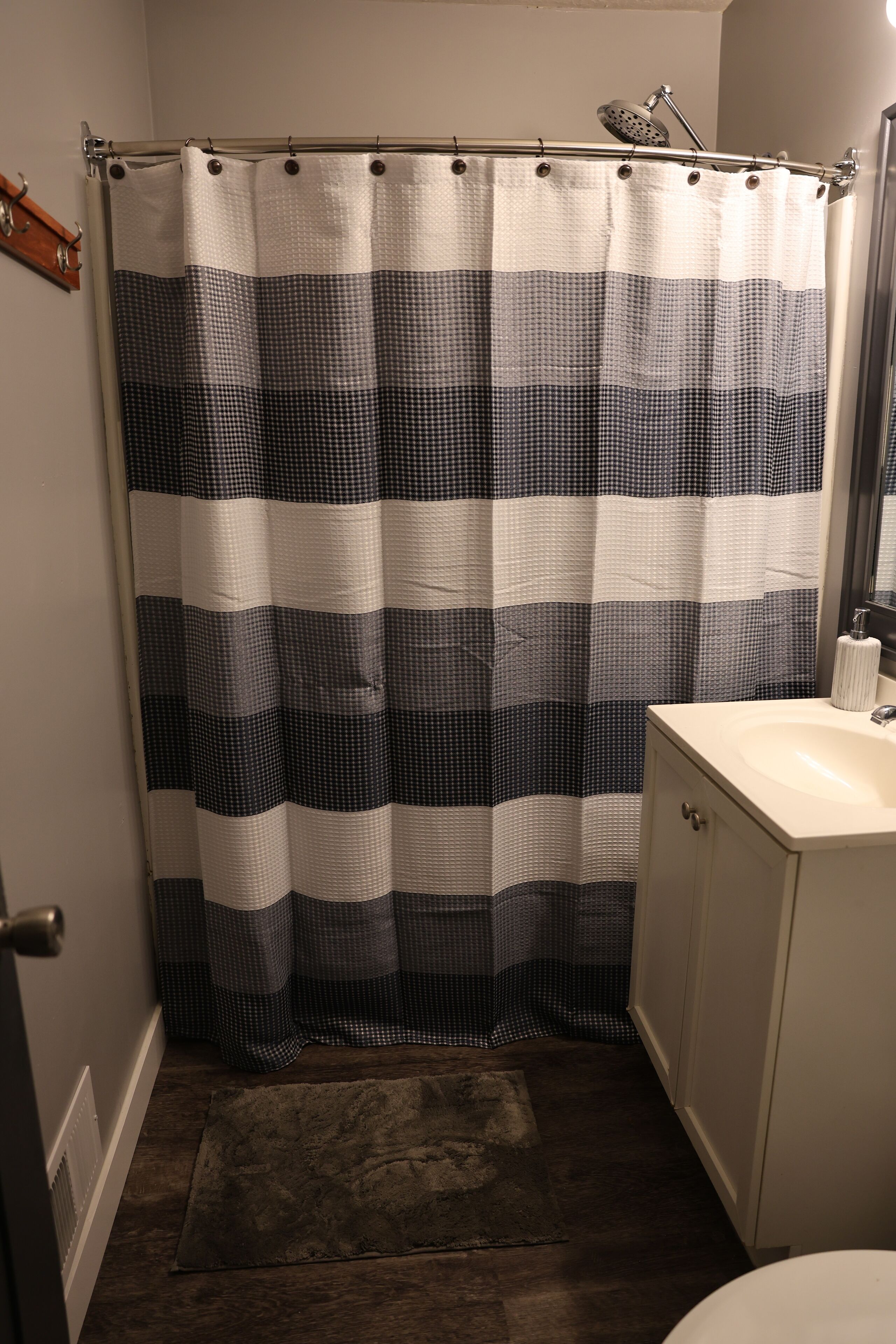 Sèche-cheveux, serviettes fournies, savon, shampoing