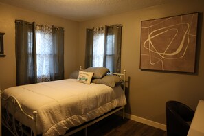 3 bedrooms, in-room safe, desk, iron/ironing board