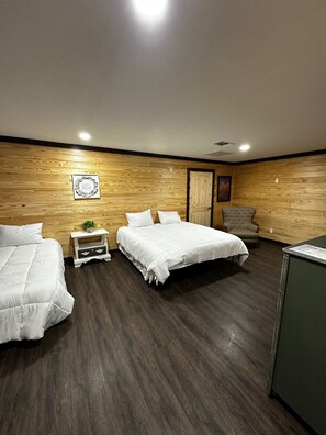 1 bedroom, iron/ironing board, WiFi, bed sheets - Charming Lodge with Cafe and game room in delightful Timpson (Timpson)