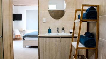 Cofres nos quartos, ferros/tábuas de passar roupa, berço de viagem