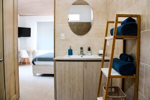 Safe på rommet, strykejern/-brett og reiseseng for barn