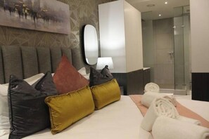 1 bedroom, iron/ironing board, WiFi - Menlyn Maine High Rise 1-Bedroom Luxury Apartment (Waterfall City, Midrand)