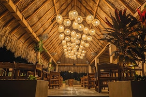 Se sirven desayunos y almuerzos; cocina fusión; junto a la piscina