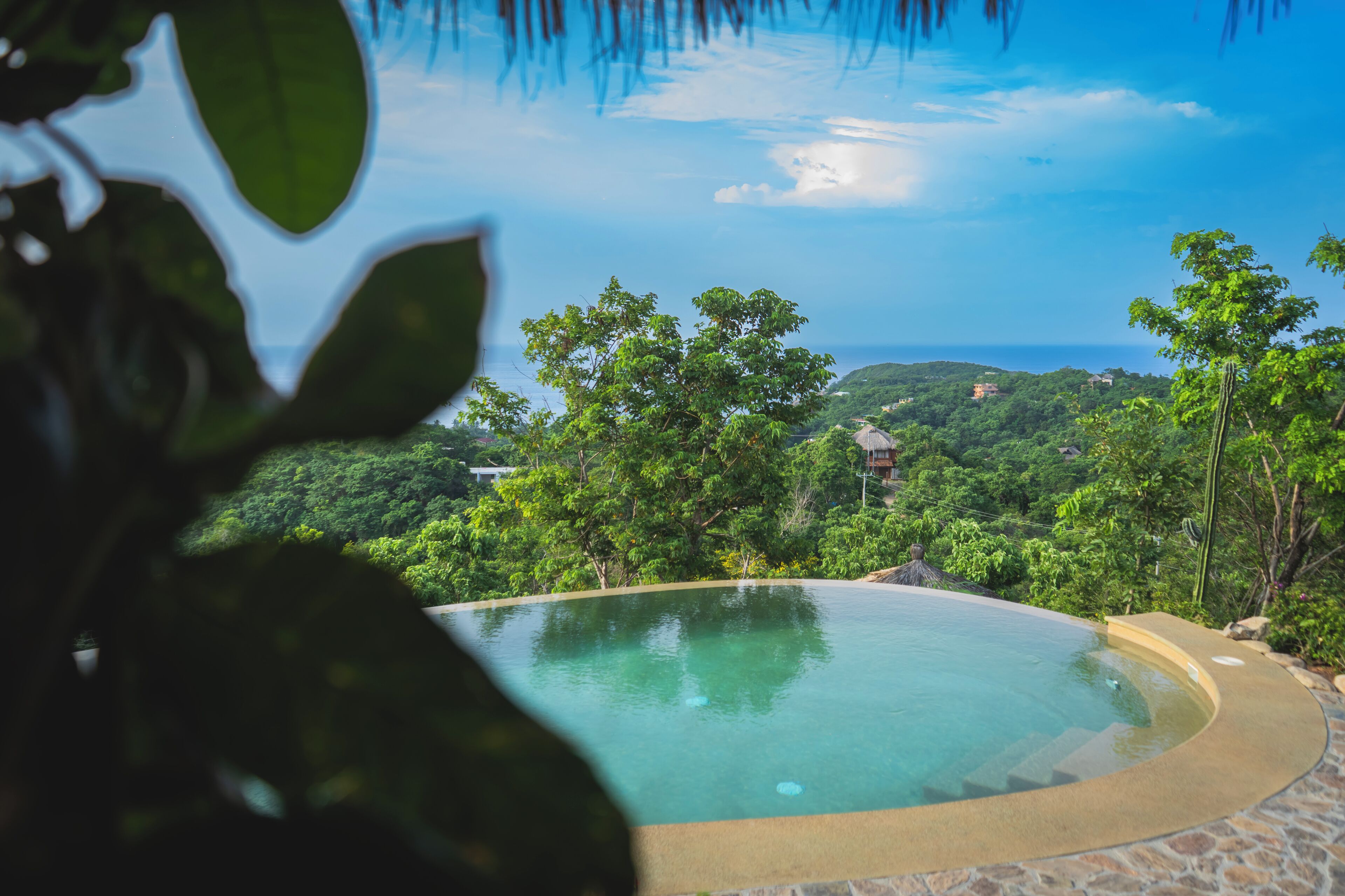 室外游泳池，08:00 至 22:30 开放，池畔遮阳伞，日光浴躺椅