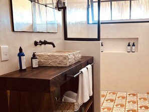 Caista Tlacuache | Bathroom | Shower, eco-friendly toiletries, towels, soap