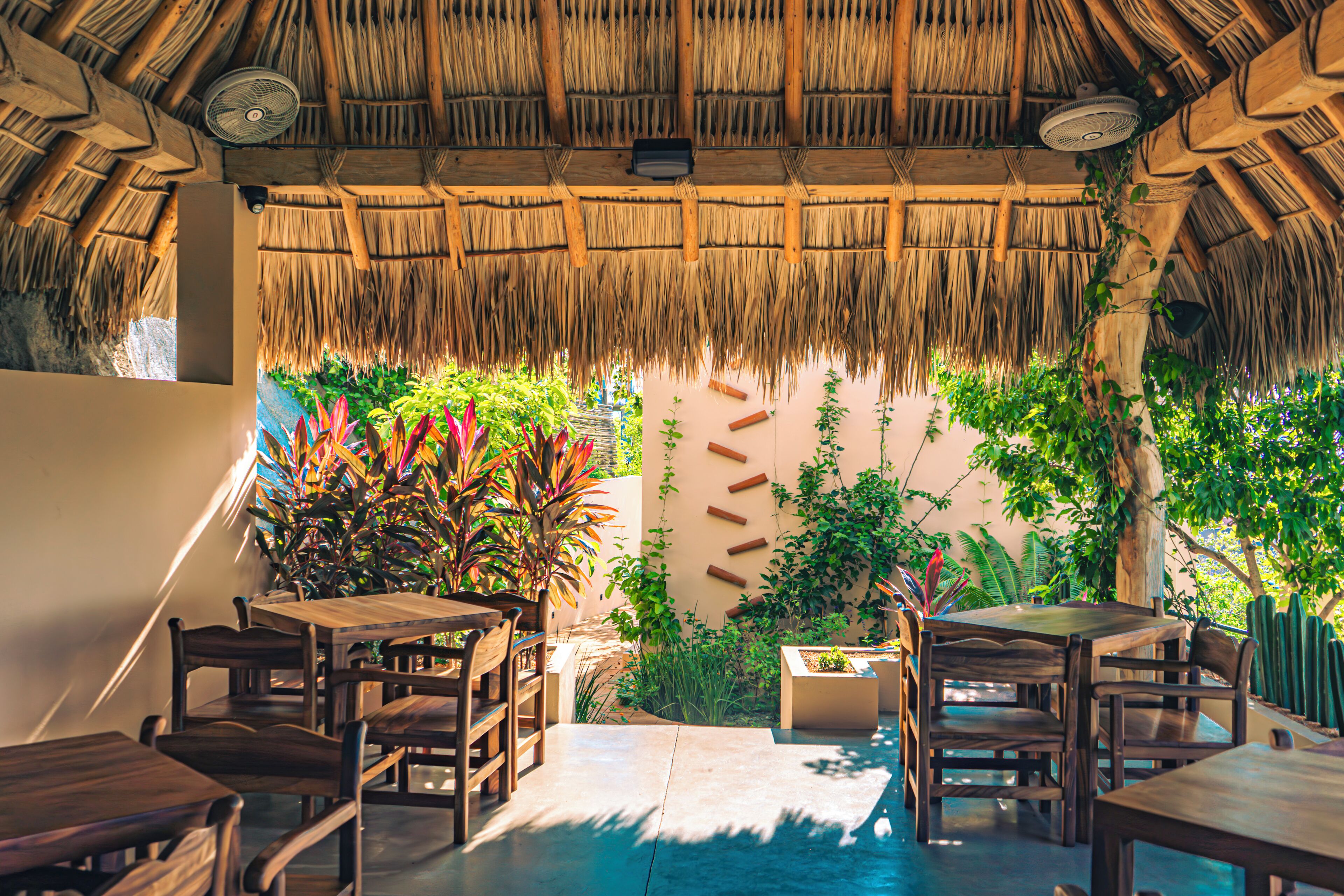 Ofereix vistes a la piscina i s'hi serveixen esmorzars, dinars i sopars 