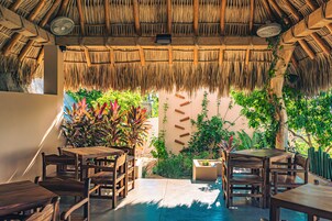 Se sirven desayunos y almuerzos; cocina fusión; junto a la piscina