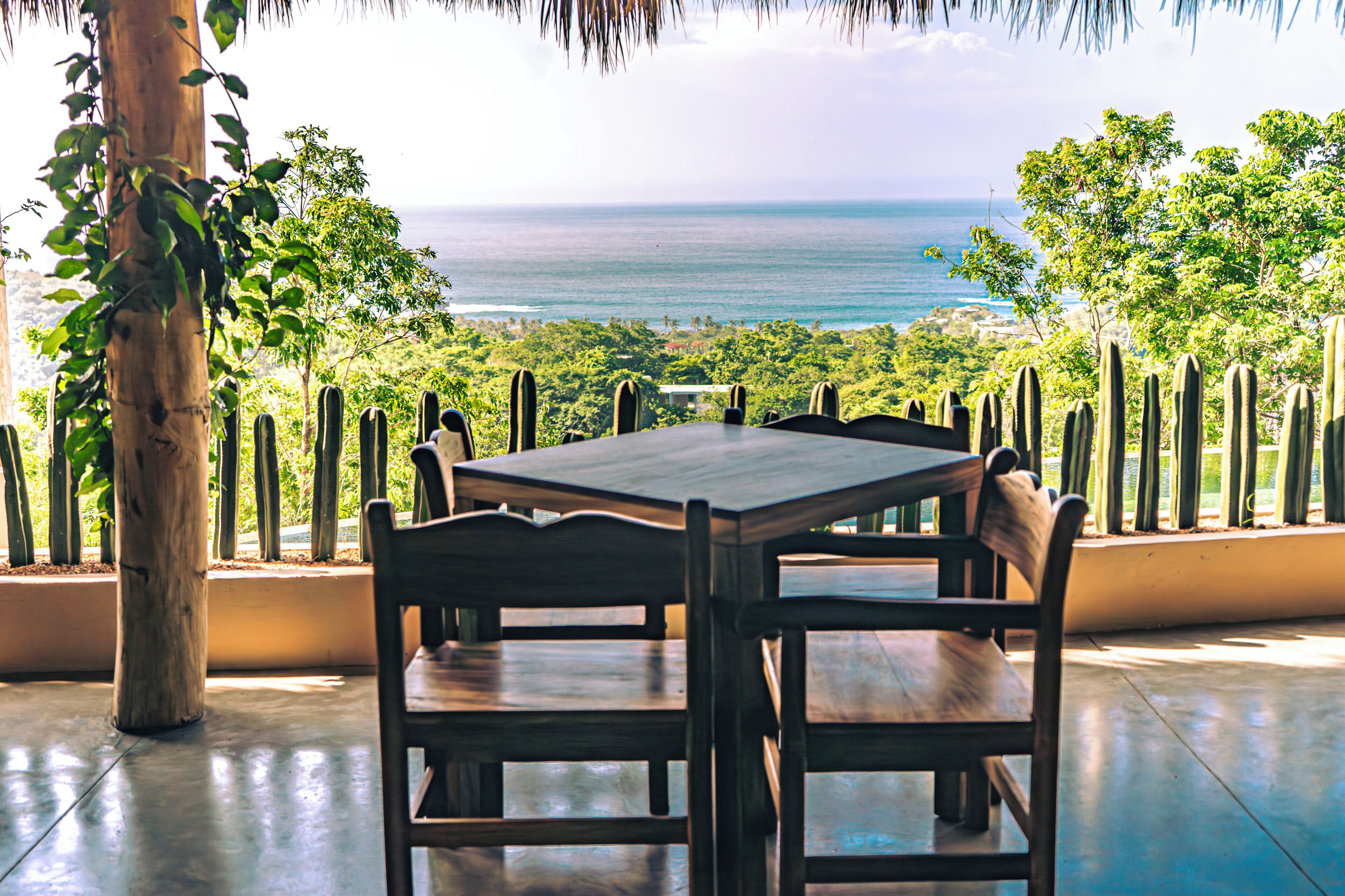 Se sirven desayunos, comidas y cocina fusión con vista a la alberca