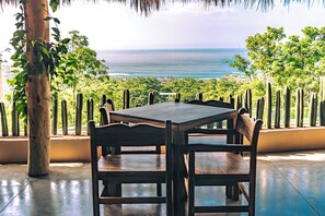 朝食、ランチ、ディナーに営業 (フュージョン料理、プールビュー)