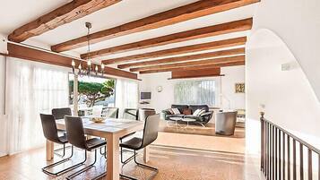 Nhà, 4 phòng ngủ, hiên | Phòng ăn