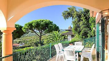 House, 4 Bedrooms, Terrace | Outdoor dining