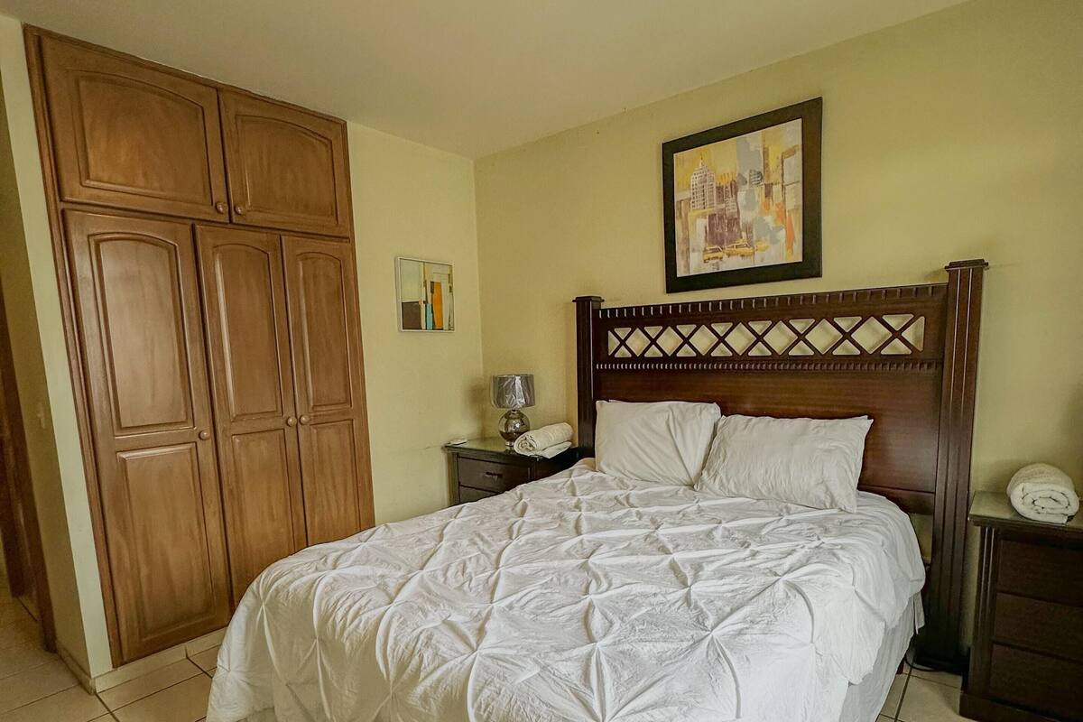 2 室のベッドルーム、アイロン / アイロン台、WiFi (無料)