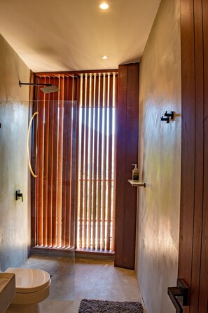 Suite | Kamar mandi | Shower, handuk, sabun, dan tisu toilet