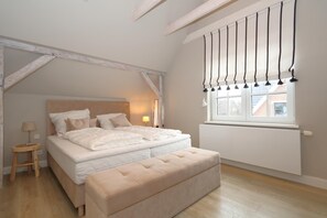 3 bedrooms, free WiFi - This exclusive vacation home on Sylt combines luxurious comfort with the tranquillity of an idyllic location. Nestled in the old town center of Westerland, it offers a perfect combination of modern design and traditional charm. (Westerland)