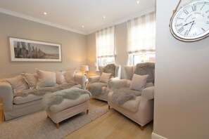 Stereo - This exclusive vacation home on Sylt combines luxurious comfort with the tranquillity of an idyllic location. Nestled in the old town center of Westerland, it offers a perfect combination of modern design and traditional charm. (Westerland)