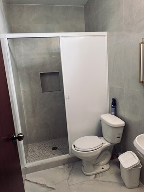 Toallas, jabón, papel de baño 