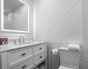 Een douche, een haardroger, handdoeken