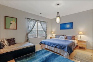 3 bedrooms, desk, WiFi, bed sheets