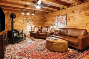 Televisión, chimenea, futbolito y oficina 