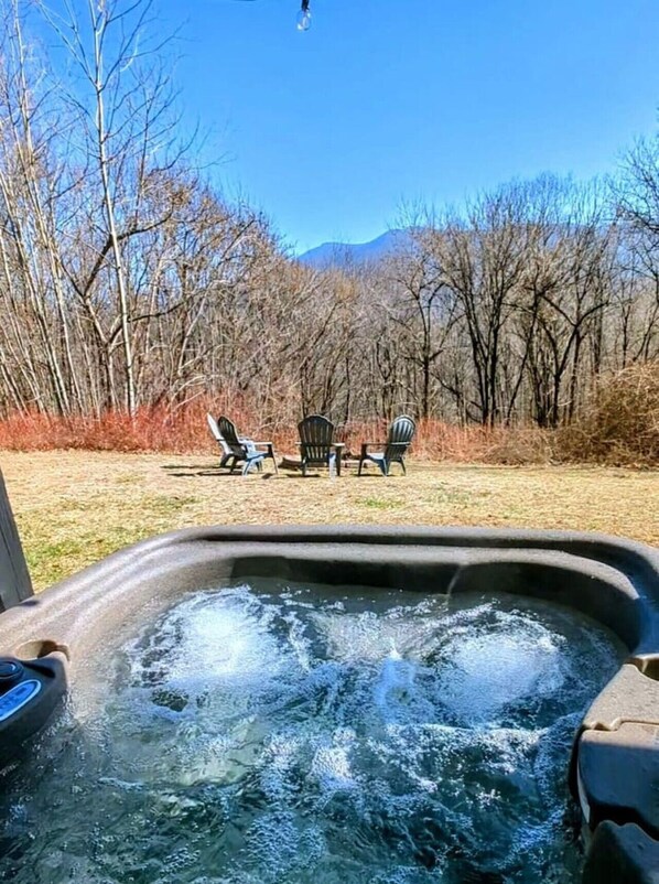 Outdoor spa tub - Shenandoah Views-Hot Tub -15 Min to Park (Luray)