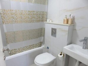 Douche, serviettes fournies, papier toilette