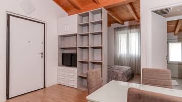 Apartment, 1 Bedroom, Non Smoking, Private Bathroom | Living area