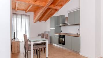 Apartment, 1 Queen Bed with Sofa bed, Non Smoking, Private Bathroom | Living area