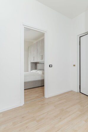 1 habitación, sistema de insonorización y tabla de planchar con plancha 