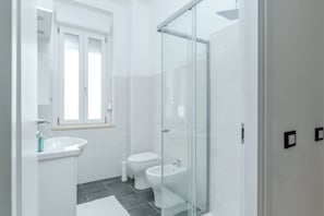Apartment, 1 Queen Bed with Sofa bed, Non Smoking, Private Bathroom | Bathroom