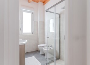 Douche, séchoir à cheveux, serviettes fournies, papier de toilette