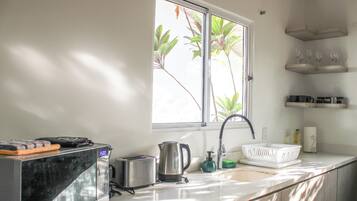 Cafetera y tetera, refrigerador, microondas y horno